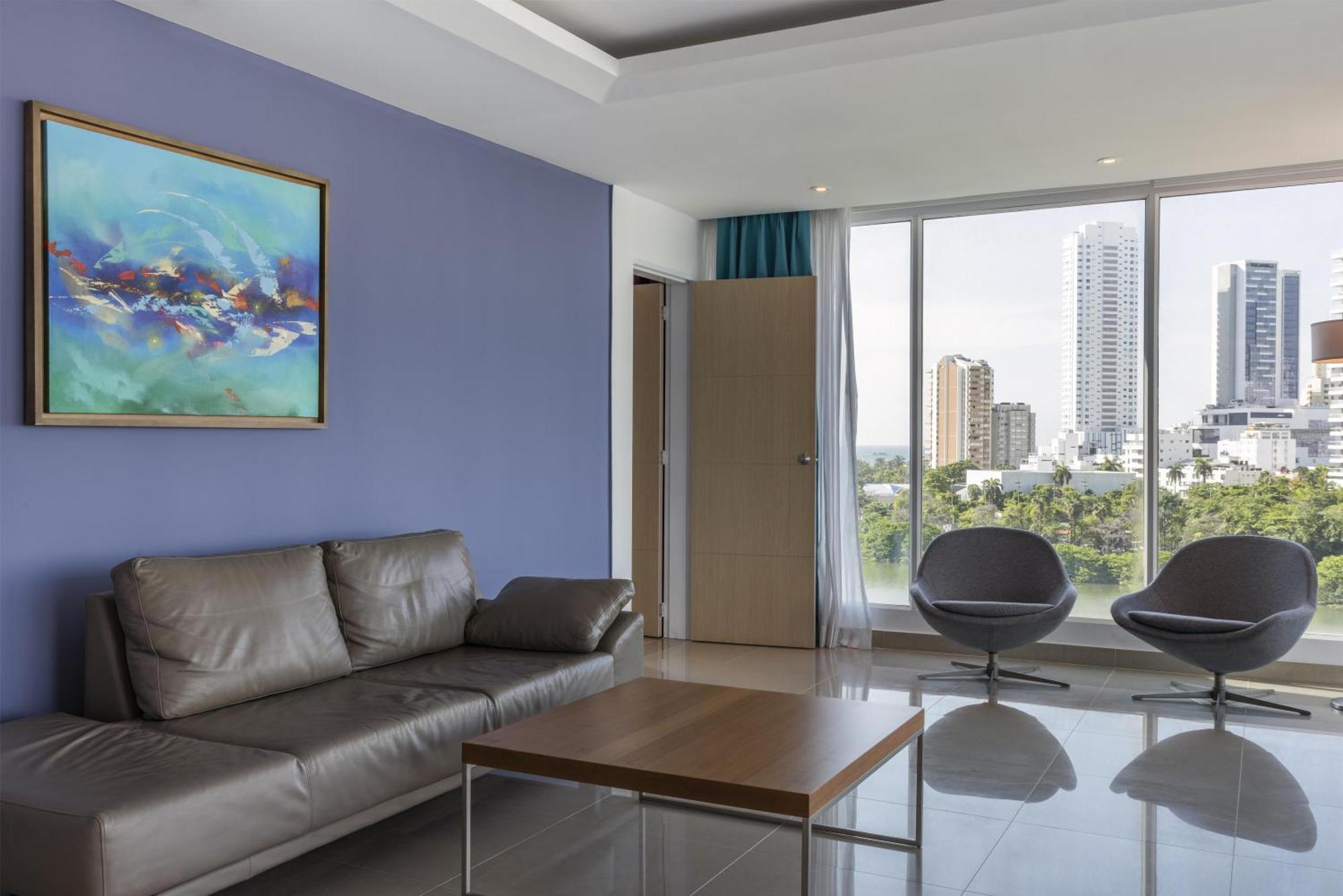 Suíte com 2 Camas Queen-size e Área de Estar com Vista da Cidade